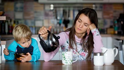 Σιωπηλή παραίτηση: όταν οι μαμάδες αποφασίζουν να μην τα κάνουν όλα τέλεια